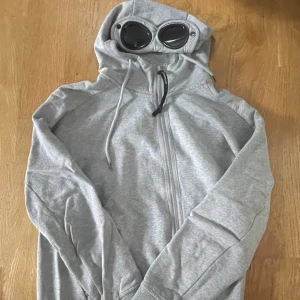 Cp company zip up - En äkta cp company köpt från deras hemsida. Säljer för den är för liten. Öppen för byten