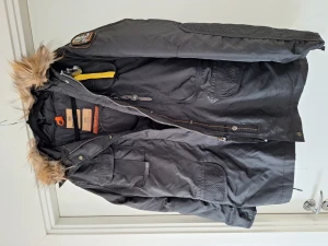 Parajumpers jacka - Fin jacka säljes med extra innerväst i päls. Storlek xl men som en medium