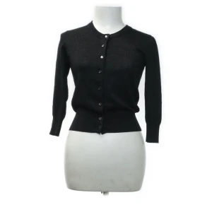 Svart glittrig trekvartsärmad kofta  - Säljer min svartglitrriga trekvartsärmade kofta från Lindex i storlek xs 💞💞 