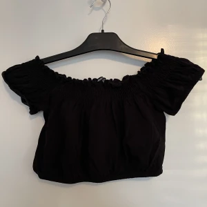 Svart topp - Säljer denna söta svarta toppen från Gina tricot då den inte kommer till användning. Fint skick, endast använd fåtal gånger 