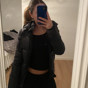 Moncler likande jacka - Säljer en superfin Moncler liknande jacka nu till vintern, superfin och superskönt❤️