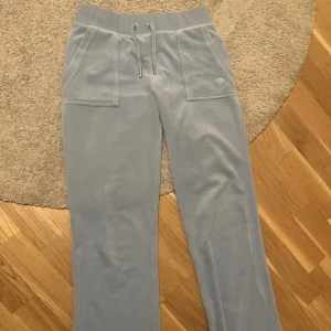 Juicy couture  - Säljer mina ljusblå juicybyxor, säljer även överdel så det går att köpa som ett set💞