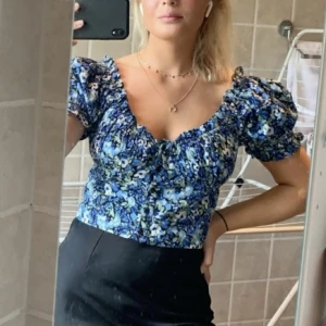 Topp - Säljer min favvotopp som tyvärr blivit för liten. Blommig topp som både går att ha över axlarna eller off shoulder🌸 Från Gina Tricot, inga defekter! Hör av dig vid frågor!