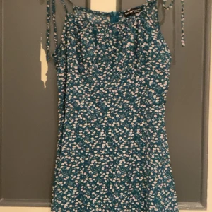 Klänning  - Aldrig använd bara provad 