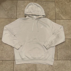 Nike Hoodie - Riktigt fet Nike Hoodie passar tyvärr inte längre, Storlek: L men passar tvär bra för M