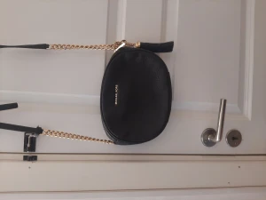 Mikael kors väska - En fin mikael kors väska (äkta) köpt för cirka 3000 kr och är använt i sparsamt skick. Köpare står för frackten. Inga skador i väskan.