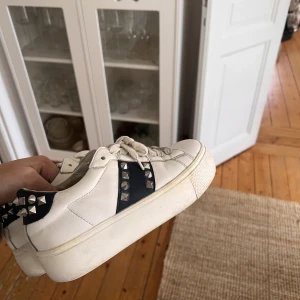 Steve madden  - Säljer mina Steve madden skor i storlek 36 då dom inte kommer till användning längre. Byter man bara skosnören blir dom 10 gånger fräschare!😍 Nypris 1100 