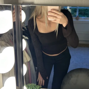 Tröja med slit - En långärmad tröja från Gina med slit i ärmarna, nyskick 