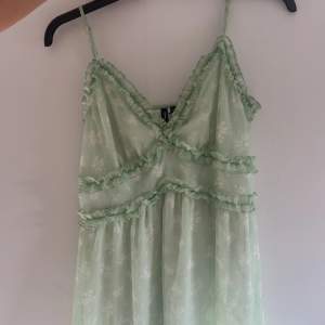 Grön/vit jättesöt klänning med volanger 💚