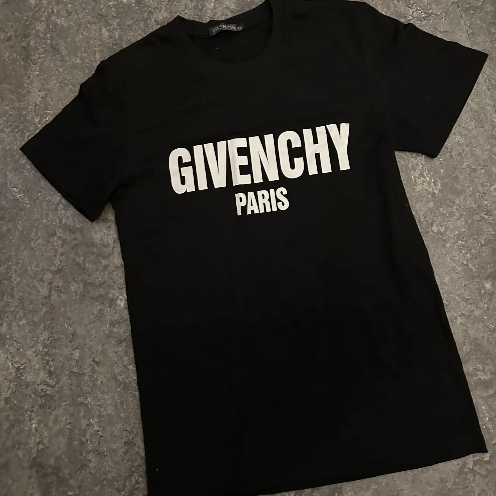 Säljer en givency thirt och en Balenciaga tshirt. 1-1 a kopia. 200kr styck eller båda för 350kr.. T-shirts.