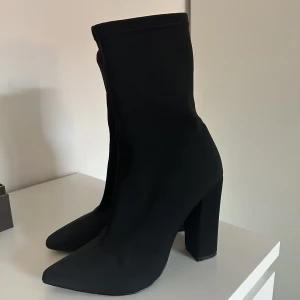 Boots - Supersnygga boots ifrån Nelly.com. Väldigt trendiga och passar bra till vintern när man ska klä upp sig.   Storlek 37, upplever dom vara ”mindre” i storlek. Passar perfekt en 36/37a. Funkar inte för ngn som går mot storlek 38.  Nyskick!  Nypris 599:-