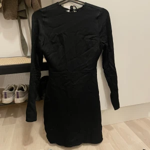 Festklänning  - Snygg festklänning i satin från NAKD. Superfint skick. 