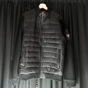 Guess Jacka  - Bra skick inga defekter, använd några gånger