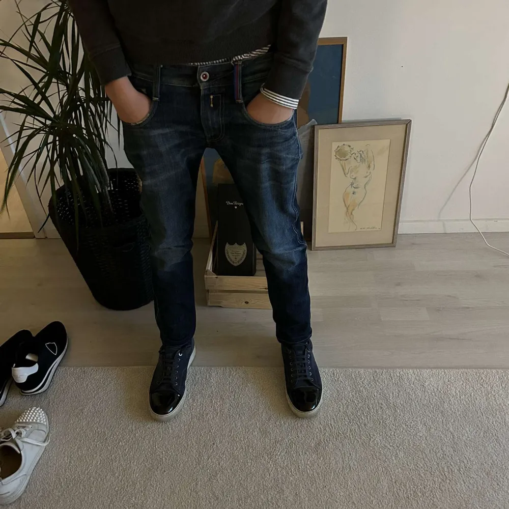 snygga jeans från replay, modellen är anbass som är väldigt populära inom grisch stilen. det är en collab med barcelona då dom är väldigt coola. vid frågor eller behov av fler bilder kontakta gärna oss 😊. Jeans & Byxor.