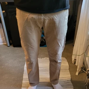 Chinos - Beige Chinos från Dressman.  Strl: 32/32  Cond: 8/10  Dm vid ytterligare foton eller frågor!