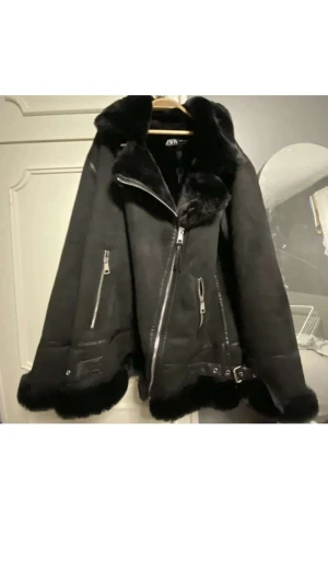 Zara jacka - En mysig o snygg jacka från zara, bara testad säljer pga att den inte passar mig. Köpt för 1200 priset kan diskuteras💕