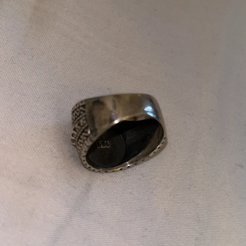 Nordisk mytologi ring med vegvisir symbol i sterling silver. I bra skick men lite fläckig bak men inget man tänker på. Säljer pga för stor för mig. 22 mm diameter. . Accessoarer.