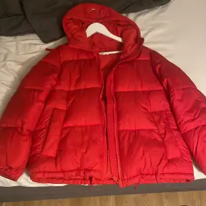 Säljer denna röda jackan i storlek S då den inte kommer till användning. Den är köpt på H&m och använd fåtal gånger, mest bara legat🙏