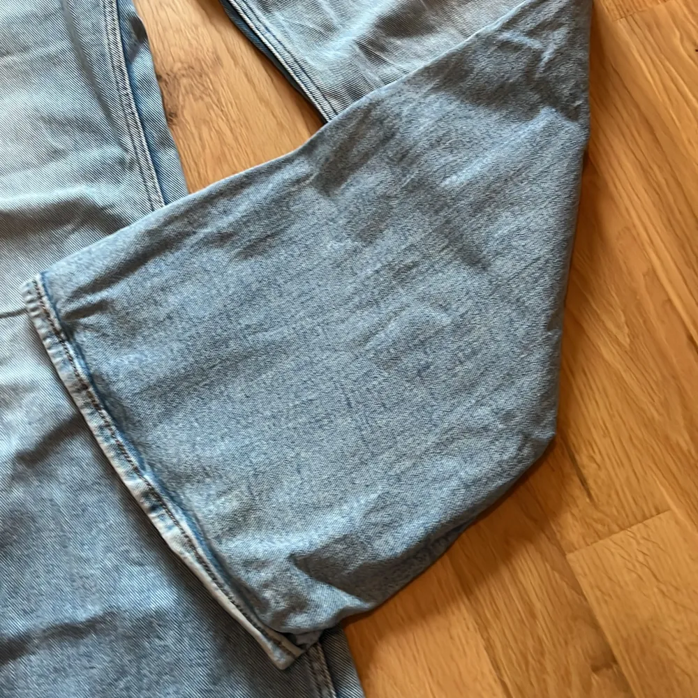 Snygga jeans (medelhögmidja) med ett hjärta på baksidan! Den är använda några gånger men inte många och dem är i fint skick!. Jeans & Byxor.