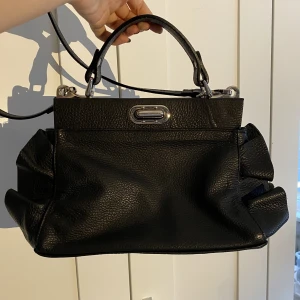 Läderväska - Helt ny väska från Italien i äkta läder. Aldrig använd. Den har bra med utrymme trots sin storlek, finns flera fickor i den för småprylar. Nypris är 710kr. Kan mötas upp i Malmö eller fraktas. Skriv för fler bilder 😊💕
