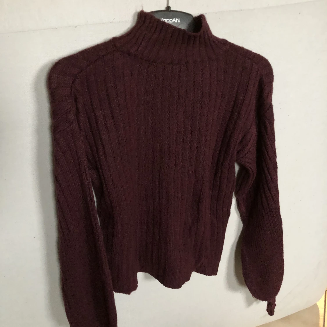 Vinröd, stickad polotröja NA-KD storlek S - 90