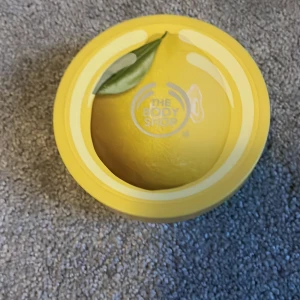 Body butter - Säljer denna aldrig använd bara testad som man kan se på bild 2 & 3. Säljer för 100