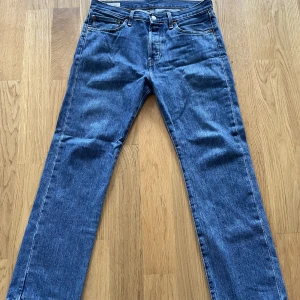 Levis 501 - Säljer mina levis 501 jeans pga av blivit för små. Dem är i gott skick oxh strlk 32/30