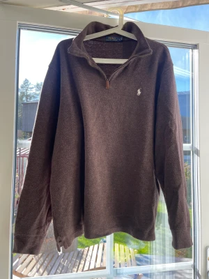 Ralph lauren brown quarter zip  - En väldigt snygg och sällsynt Ralph lauren zip up i brun! Tröjan är varm och väldigt snygg/ trendig. Nypris är 2000kr+ medans mitt pris är endast 600kr