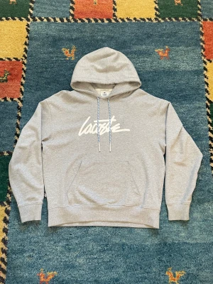 Lacoste hoodie  - Detta är en helt ny lacoste hoodie som knappt är använd. Den är köpt i lacoste butiken, kvitto medkommer.