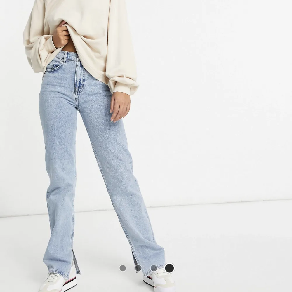 Säljer dessa midwaist jeans från asos med slits. Använda ca 2 gånger så i fint skick!💓. Jeans & Byxor.