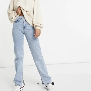 Jeans Asos - Säljer dessa midwaist jeans från asos med slits. Använda ca 2 gånger så i fint skick!💓