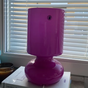 Retro ikea ”lykta” lampa - En retro bordslampa som är i färgen rosa, lampan är från ikea och heter ”lykta”. Har möjlighet till att frakta lampan eller ses. 