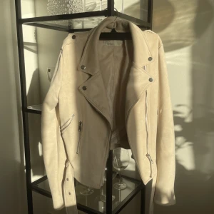 Jacka NLY trend - En beige jacka från Nly Trend i bra skick. Materialet är mocka. 