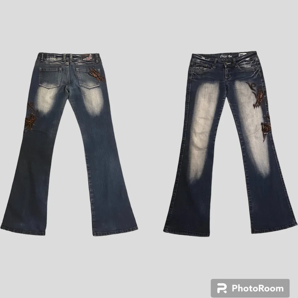 Bootcut Crazy Age jeans i superfin färg och fina bruna fjärilsdetaljer. Mycket fint skick och sparsamt använda. Innerbenslängd: 82,5 cm. Midjemått: 39,5 cm. Ytterbenslängd: 100 cm. Skriv gärna vid frågor . Jeans & Byxor.