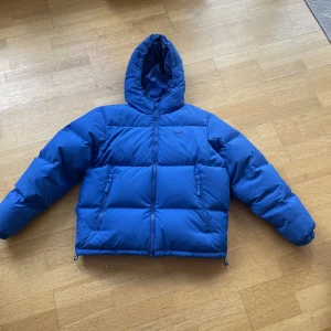 Lacoste jacka - Hej! Säljer min vinterjacka från lacoste, jackan är i nyskick använd Max 10 gånger. Inga täcken på användning. Nypris ligger på 3800.