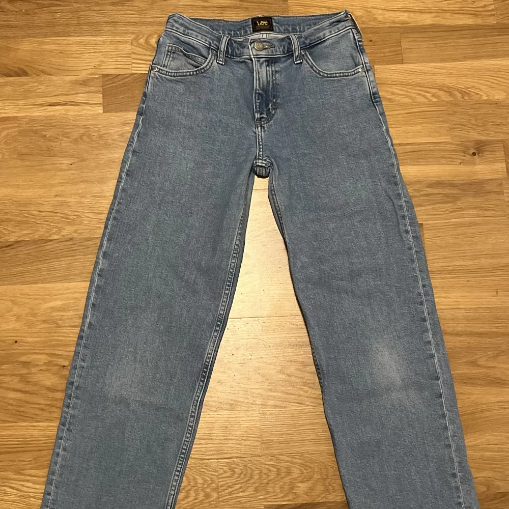 dessa lee jeans jane kostar 1199kr ordinarie pris💕 low waist och raka jeans, ny skick. storlek W24 L31. skriv för fler bilder 😄. Jeans & Byxor.