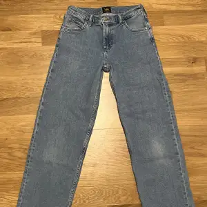 dessa lee jeans jane kostar 1199kr ordinarie pris💕 low waist och raka jeans, ny skick. storlek W24 L31. skriv för fler bilder 😄