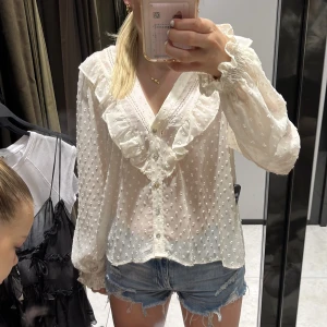 Zara blus - Helt oanvänd blus från zara! I storlek S (sista bilden är lånad)  Skriv för fler bilder🩷  Nypris  : 380 och helt slutsåld på zaras hemsida!!