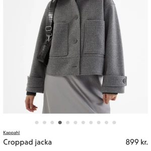 Kappahl kappa  - Jättefin kappa från Kappahl i strl L säljer för 500kr. Ordinarie priset är 899kr.