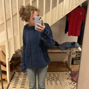 Mörk blå Tjocktröja -  Jätteskön mörkblåa tjocktröja bra skick använt några få gånger säljer PGA den är lite för stor för mig 