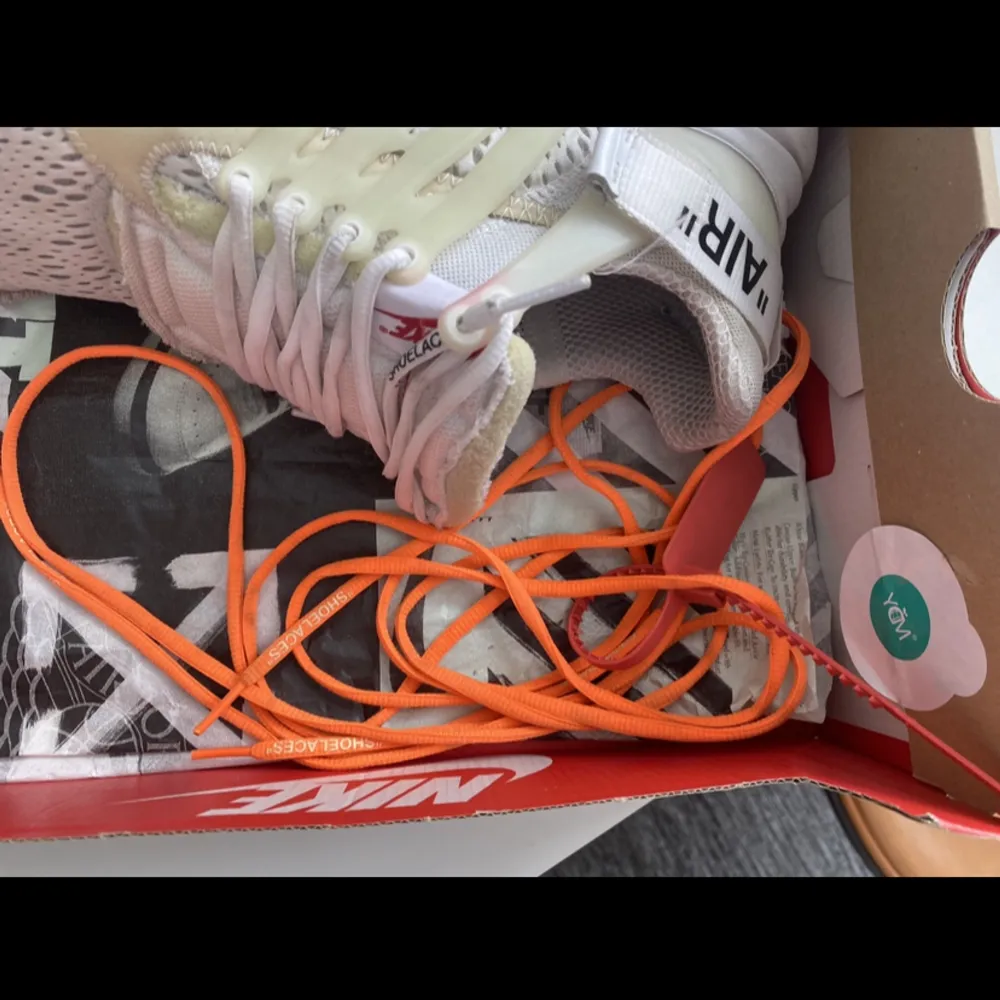 Säljer dessa sällsynta off white prestos i strlk 42.5. De är synligt använda ca 6.5/10 cond men fortfarande mycket liv kvar i de. Kostar omkring 8000kr i nyskick. Skriv gärna vid intresse eller övriga frågor! Prisförslag tas gärna emot. Skor.