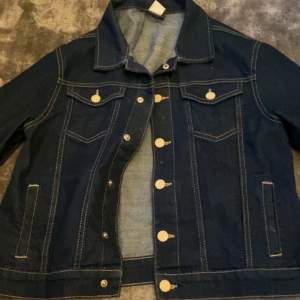 En mörkblå jeans jacka från lindex. säljer pgv ingen andvändning. Nästan som helt ny