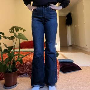 Snygga Levi’s jeans i storlek W28 L34 i fint skick. Köpta för ungefär 1200kr men säljer för 550kr. Säljaren betalar för frakt. Hoppas någon annan får mer användning för de 😊