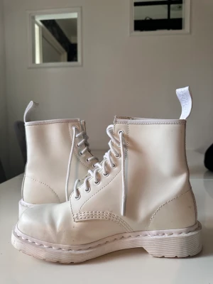 Perfekta Dr martens  för vintern!!!  - Säljer mina Dr martens på grund av att dom är för stora för mig tyvärr.Köpte dom förra vintern och har bara bärt dom ett fåtal gånger.Dom är nästan som nya! Tyvärr ingen sko låda till dom. Ny pris på dom är 2100kr 