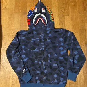 Bape hoodie - Sitter som M på mig typ 180cm.  9/10 skick Knappt använd. Pris kan diskuteras 