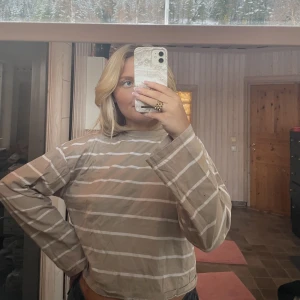 Randig tröja - Randig tröja från Gina Tricot! Storlek XS, använd 2 gånger. Nypris 399kr men säljer för 60kr