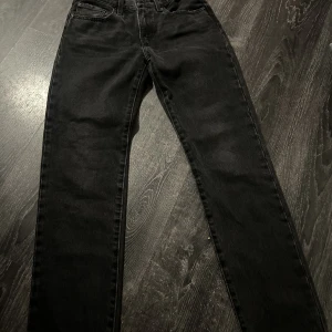 Levis jeans - Säljer dess super snygga mide waist Levis jeans i storlek 26 då jag tycker dom ser förkorta ut på mig som är 1,74. använda en gång så dom är helt nya😊