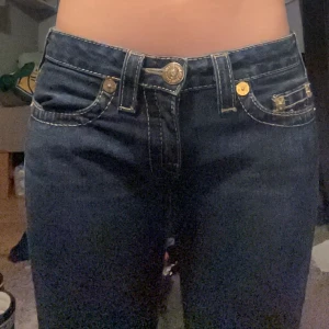 True religions lågmidjade!! - tjena säljer nu ett par trueys! As snygga dom kommer bara inte till användning🤷🏻‍♀️ dom är i storlek 28 så skulle säga att dom passar någon som har storlek s! 💗 jag är 164 och dom passar perfekt, skriv bara om du har nån fråga! 