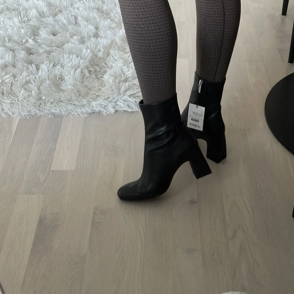 Boots från Bershka. Aldrig använda. Storlek 37. Perfekt höst sko. . Skor.