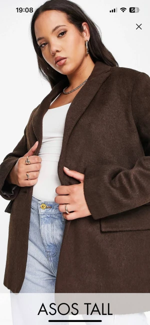 Fodrad kavaj - Oanvänd, helt ny! Fodrad kavaj från asos tall strl 42. Jättefin höstjackan som tyvärr inte kommit till användning i min garderob.